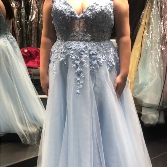 Stunning Ellie Wilde formal gown. - Picture 4 of 13